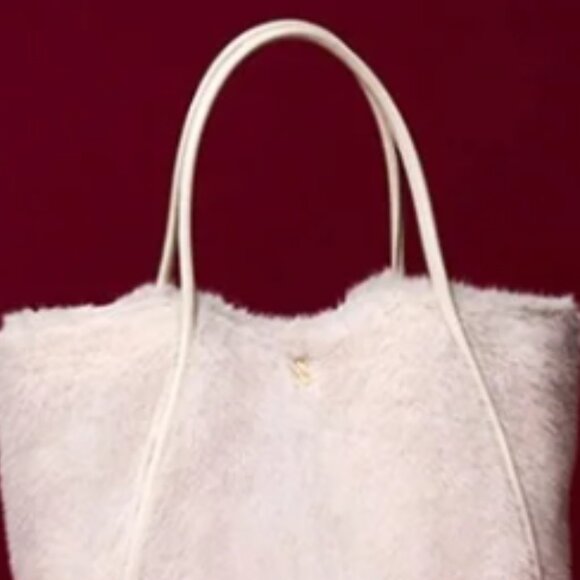 NWT Victoria's Secret Fleece Blanket & Faux Fur Tote Duo - Picture 2 of 9